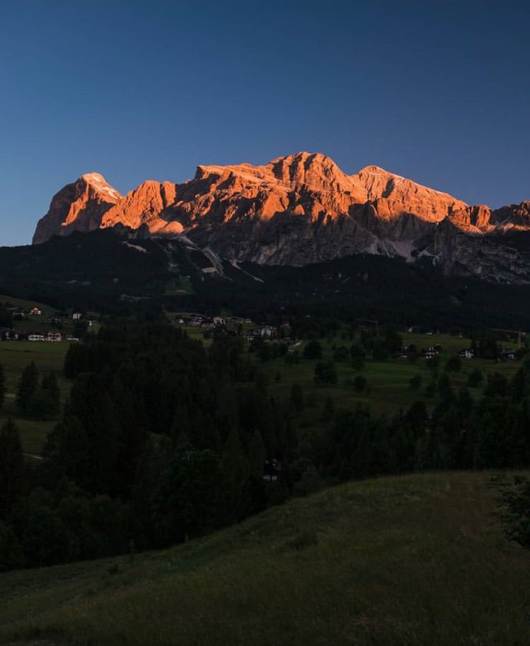 Le emozioni non hanno orario.
È vero.
Ma arrivano sempre puntuali all’alba.🌹

My Dolomiti 💙 
                                                  📷A.Z.