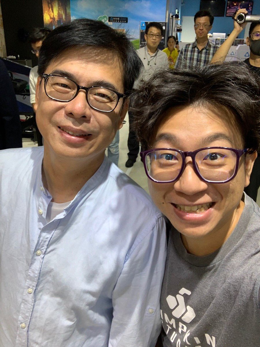 TerryCh36746524's tweet photo. 今天終於和暖男邁邁@chimaichen 在高雄見面啦！VR可以很多應用發展，讓南瓜虛擬科技和高雄一起前進！先來個大港開唱VR演唱會吧🤟🤟 https://t.co/leZq8N5SHc