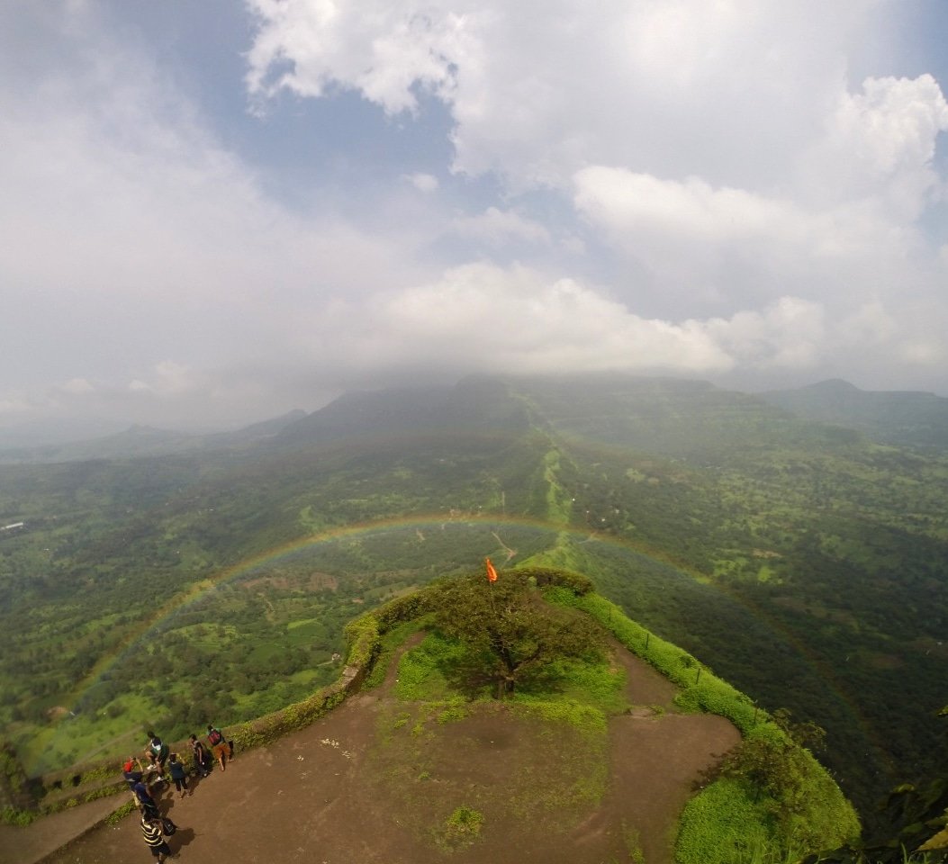 themovingcompas's tweet photo. Rainbow atop Tikona fort near Lonavala, Maharashtra. #throwback

PC: Vinayak Phadatare 

#clouds #nature #rainbow #treksnearpune #treksnearmumbai #trekking #westernghats #lonavala #tikona #trekkinginindia #themovingcompass #throwbackthursday #ThursdayMotivation #thursdaythoughts https://t.co/FiY0swUU71