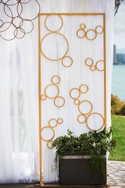 #Weddings via Enticing Tables Our Bubbles Screens + your wedding flowers will create a beautiful backdrop for your special day.  #weddingbubbles #circ... pinterest.ca/pin/3307399715… #Wedding #Decor #Inspiration #NowBooking
