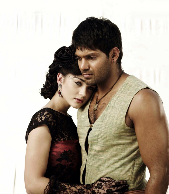 It's been a decade since an epic love story released ! #Madrasapattinam 

A @gvprakash delight😍❤
Caressing tabla beats,flute&santoor interludes in #pookalpookum is such a bliss❤to listen...

#10YearsOfMadrasaPattinam 
#alvijay #arya #amyjackson @Ags_production