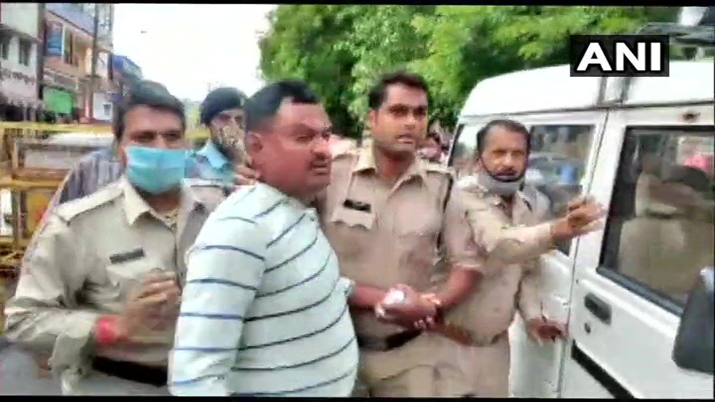 bjpanilfirojiya's tweet photo. #MadhyaPradesh में अब @ChouhanShivraj जी की सरकार है, जहां अपराधियों का बचना असंभव है। 
उत्तर प्रदेश पुलिस के सभी 8 शहीदों को श्रद्धांजलि अर्पित करता हूँ, आपके अपराधी #विकास_दुबे को उज्जैन पुलिस ने गिरफ्तार कर लिया है।
मप्र व उप्र पुलिस को सफल अभियान हेतु बधाई।
@myogiadityanath https://t.co/Vsyqjl0XwZ