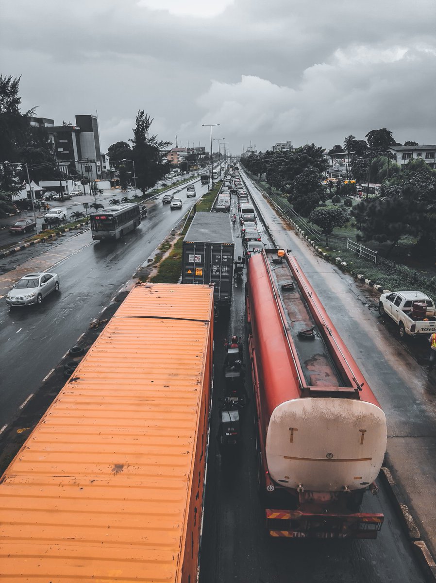 theblackramsey's tweet photo. 😪😪was in Lagos traffic  for over 5-6 hours , even  the curfew caught up to me  making me squat somewhere .

Quick advice: never follow the estimated time from Google map , lagos no dey hear that one .

Check thread for some pictures I took https://t.co/1yvavYeEW6