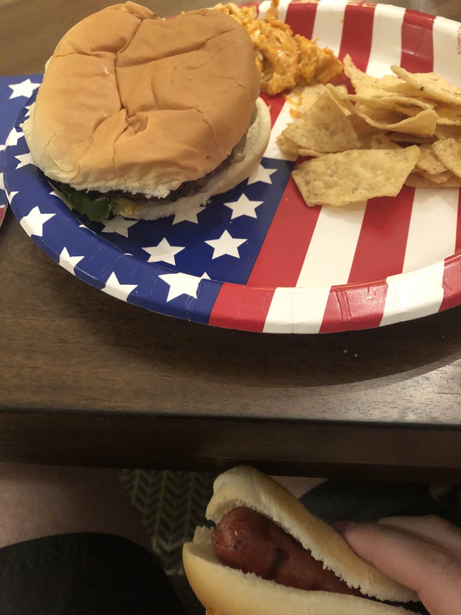Whiiperr's tweet photo. Remember kings! ALWAYS get the decoy burger so you can eat the GLIZZY in peice! https://t.co/iM3bDQfHbR