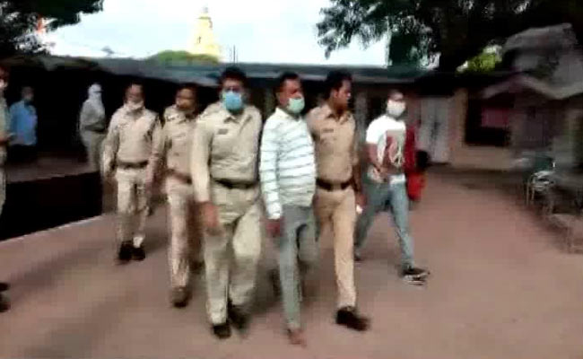 SwadeepaR's tweet photo. Gangster who was running and hiding from police and people from past 6 days,  today visit to public place i.e. Ujjain Mahakal Mandir and got arrested by MP police ... 
#VikasDubey Arrested or Surrender?? 
#VikasDubeyArrested https://t.co/JMLpnBG9QX