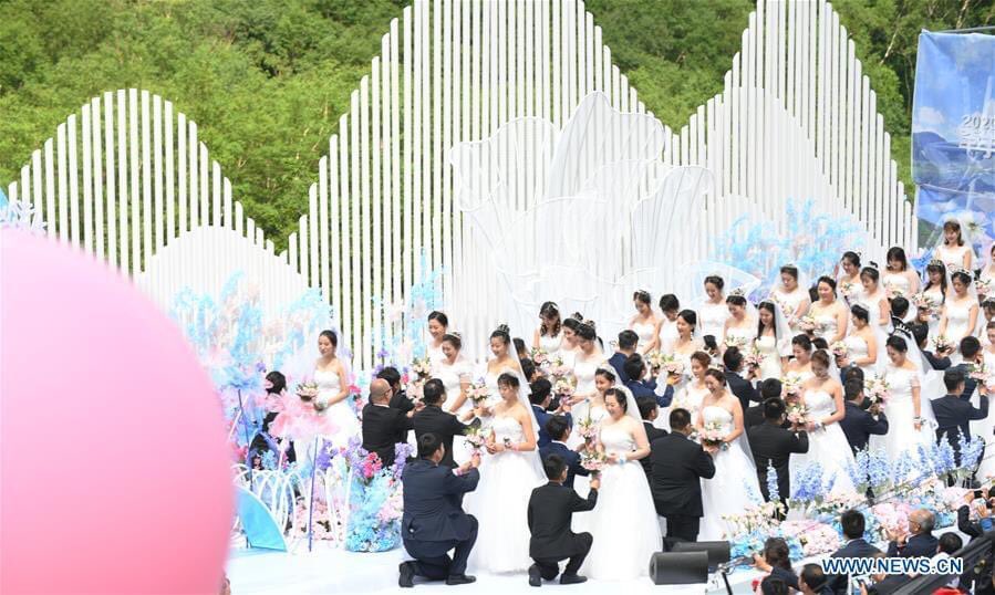 ipd_newsletter's tweet photo. Couples who joined the fight against COVID-19 take part in a group wedding held by the management committee of Changbai Mountain in Jilin Province.The group wedding was held for 50 cpls from around the country who had joined the fight against COVID-19 and postponed their weddings https://t.co/n38nxDWDvO