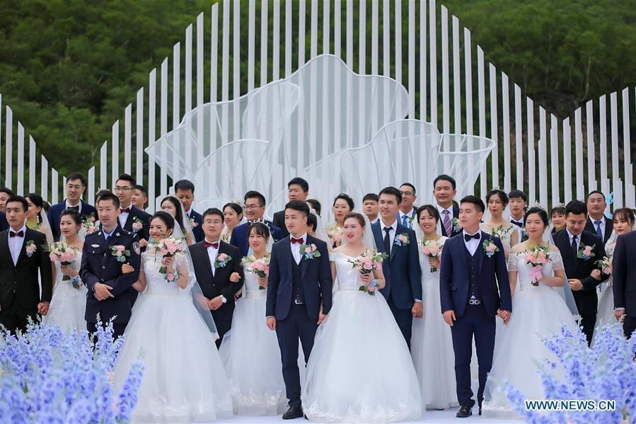 ipd_newsletter's tweet photo. Couples who joined the fight against COVID-19 take part in a group wedding held by the management committee of Changbai Mountain in Jilin Province.The group wedding was held for 50 cpls from around the country who had joined the fight against COVID-19 and postponed their weddings https://t.co/n38nxDWDvO