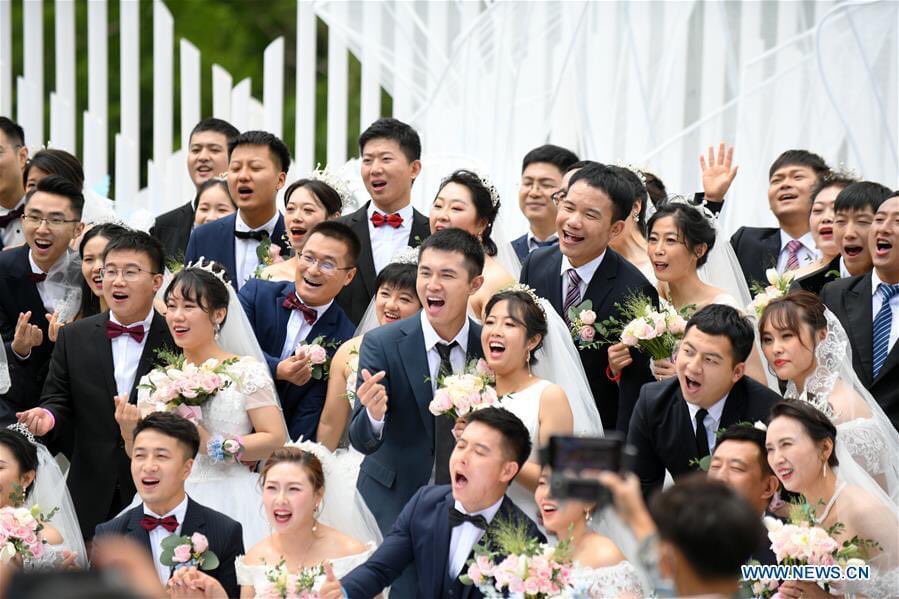 ipd_newsletter's tweet photo. Couples who joined the fight against COVID-19 take part in a group wedding held by the management committee of Changbai Mountain in Jilin Province.The group wedding was held for 50 cpls from around the country who had joined the fight against COVID-19 and postponed their weddings https://t.co/n38nxDWDvO