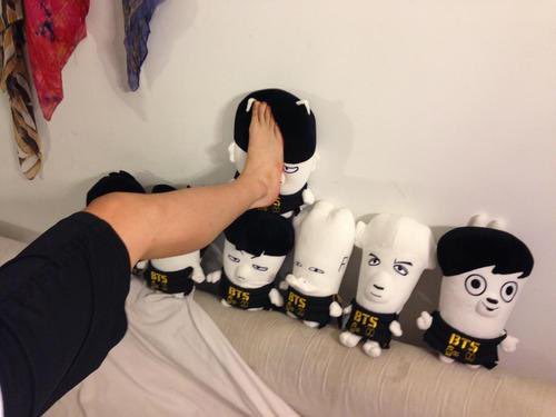 Taehyung messing with Yoongi & Jimin's hiphop doll will never not be funny! He literally put foot on Jimin's hiphop doll 