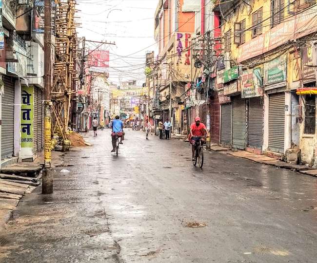Cp__princess's tweet photo. #_Lockdown in #_Bhagalpur : दुकानें और बाजार बंद, फ‍िर भी लोगों का हुजूम, #चलते रहे वाहन https://t.co/poO0ZQyOvP