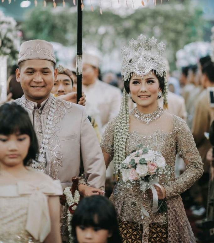mba_sisil's tweet photo. Satu lagi nih Sundanese wedding di venue Smesco Nareswara dari kak Ines &amp; kak Alivan 🙈

Vendor performance by:
@diamond_weddings
@diamond.decoration
@mphotography_id
@yanifriendsmusic

Gimana? Mulai kesel gak sama mba Sisil? hihihi

Yuk, buruan DM atau WA ke nomer 08170015111 💋 https://t.co/TVHyl94oBJ