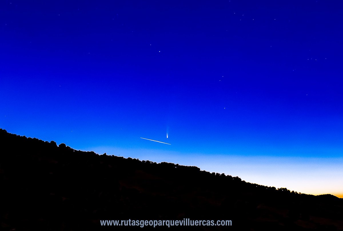 Madrugar ha merecido la pena. Aquí tenéis el cometa C/2020 F3 #NEOWISE, justo en el momento en el que la ISS pasaba por debajo. Podeis  verlo a simple vista y mucho mejor con prismáticos. Hora 5:53.
#astroturismo #slowtravel <a href="/VilluercasGPark/">Villuercas-Ibores-Jara Geoparque Mundial UNESCO</a> <a href="/Extremadura_tur/">Extremadura Turismo</a> <a href="/FundStarlight/">Fundación Starlight</a>