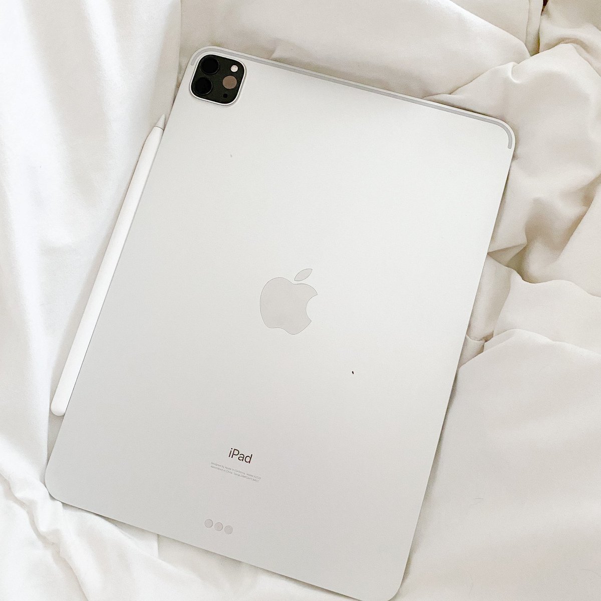 adearabitty's tweet photo. มารีวิวเผื่อใครจะซื้อ Ipad pro 2020 🐰
ใช้มาเกือบๆ 2 สองเดือนละ อันนี้จุ 512 , wifi,ขนาด 11 นิ้ว อยากจะบอกว่าชอบมากกกก ไม่รู้สึกเสียดายตังเลย ใช้ทุกวัน อ่านต่อเลยว่าดียังไงบ้าง https://t.co/1UZmrNn8iE