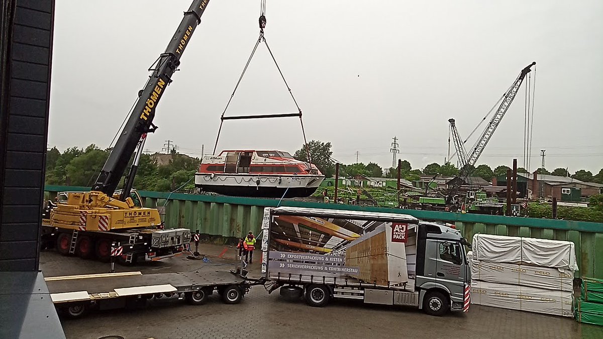 transshipment of a lifeboat  #LogisticsNetwork #XLProjects #ProjectCargo #heavylift #projectforwarding #oversize #projectforwarder #breakbulk #oceancharter #heavyhaul #cargogloballogistics