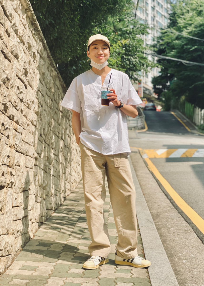 official_yoon_'s tweet photo. 오늘 같이 햇살 좋은 날은 덥지만 잠깐이라도 밖에 있고 싶네요☀️ https://t.co/i1MuydU2da