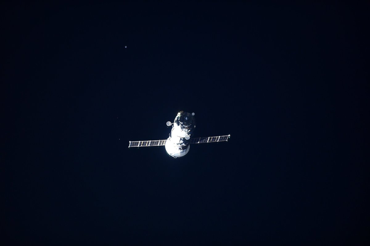 Bottlaeric's tweet photo. Bonjour les spatiojeudistes éboueurs de l'orbite !
Cette nuit, le véhicule cargo #ProgressMS13 s'est désamarré de l'ISS pour se désorbiter qqes heures plus tard, emportant avec lui les "poubelles" de la station.
Si tout s'est bien passé, il s'est déjà désintégré ds l'atmosphère. https://t.co/dhlgh5HZyH