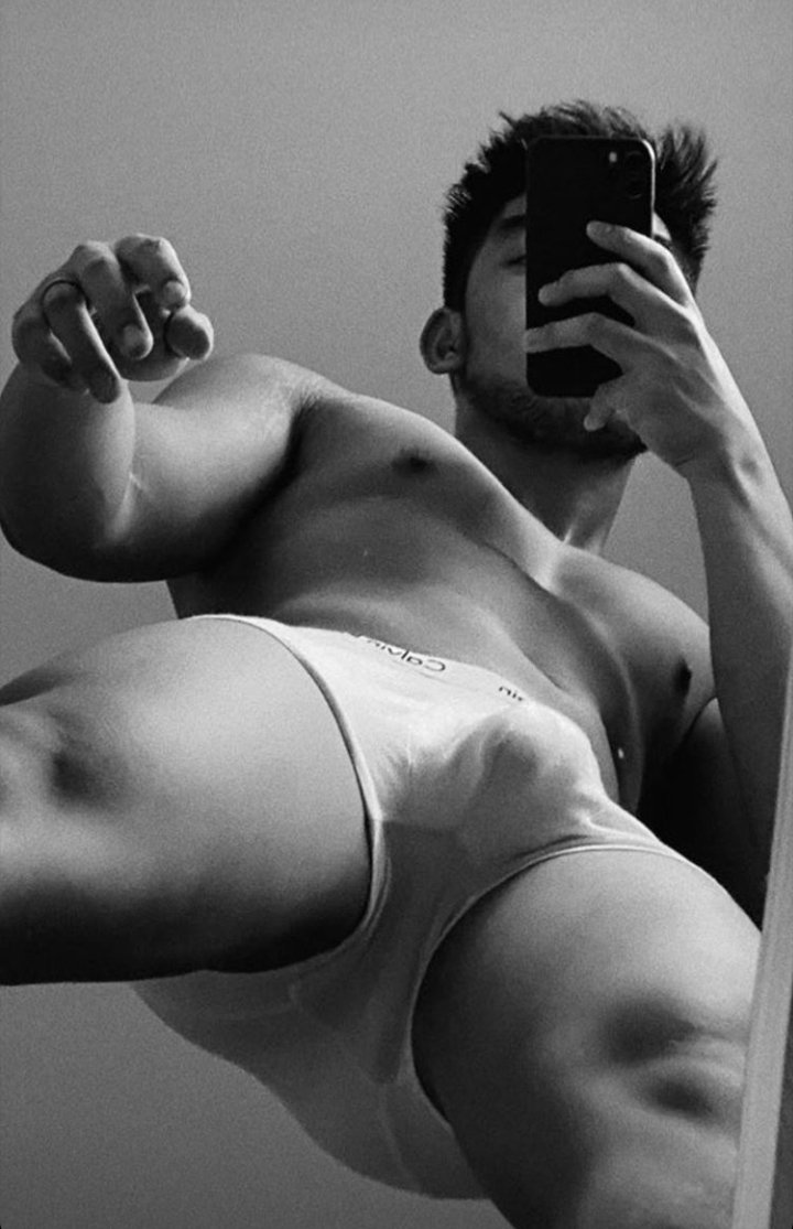 helprequired_'s tweet photo. when guys on Instagram and stuff take pics like THIS!!!???...Do they even KNOW what they are doing to my freaky little macro brain!?
#macrophilia #giant #massiveguy #ilikegiants #growingguys #massivemen #growthlove #fetish #gayaf https://t.co/ff7wW6cYFa