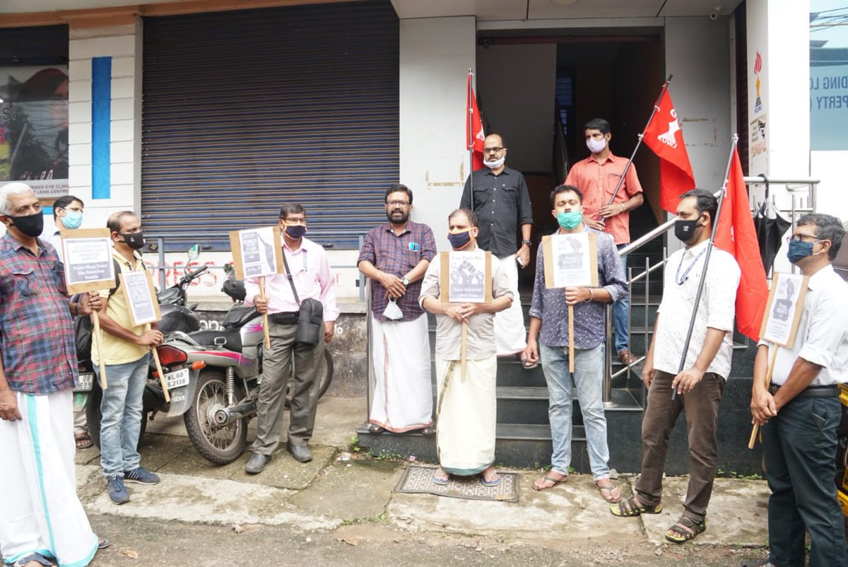 jigeesham's tweet photo. #PressRightsDay
#ResistRetrenchments
#ProtestJobLoss
#ProtestWageLoss
Comrades of Kerala Union of Working Journalists observe #PressRightsDay and demand stopping of illegal retrenchments and wage loss in media houses. Photo from Thrissur. @sujatamadhok
@bujmedia https://t.co/FeUlRKOICZ