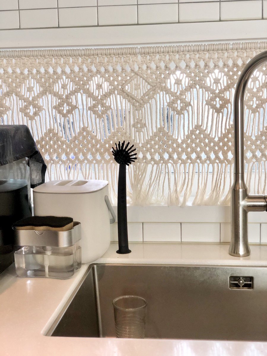 21. 린니그 세척브러쉬
이 제품은 싼건 둘째치고 너무 좋은 것이 흡착판이 있어 세울 수 있다는 것입니다.
잘 마르는 구조 덕에 위생에 너무 좋다
스텐제품에 눌러붙은거 물에 한시간 담가놓고 이걸로 쓱쓱 솔질하시구요 욕실에 하나 놓고 세면대 닦으시구요 그냥 하나 사서 세워놓고 뭐든 닦으세요