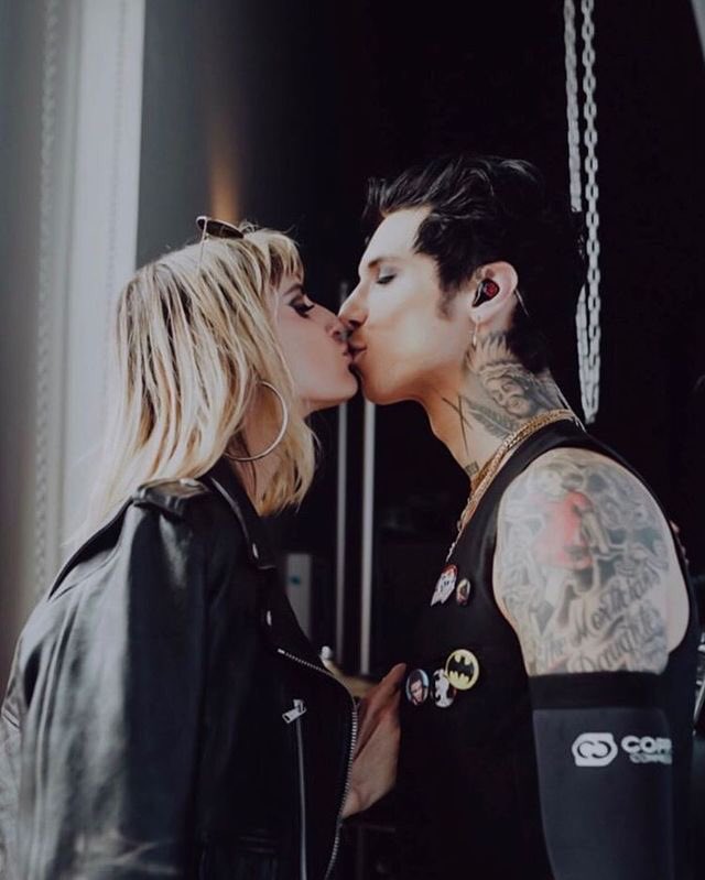 —Via IG:—

Somos tú y yo hasta el fin de los tiempos, <a href="/AndyBlxckB/">Andy Biersack</a> 🏜
Felicidades por tu 3/3 en este festival 🤘🏻 mi parte favorita de los shows es despedirte en backstage. #RolbandchellaXX