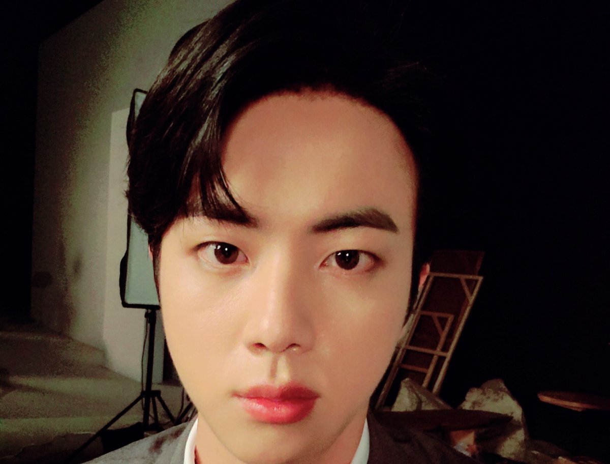 armyrant1's tweet photo. Forehead the power seokjin hold๐๐๐๐๐๐
#์ง #์์ง #๊น์์ง #๋ฐฉํ์ง #๋ฐฉํ์๋
๋จ์ง #JIN #BTSJIN #BTS์ง #SEOKJIN #Seokjinnie #KimSeokJin #worldwidehandsome #worldwidemoon #Silvervoice #Thethirdguyfromleft #Cardoorguy #Billboardgod #MoonWorldDomination @BTS_twt https://t.co/9PJbEGwrCL
