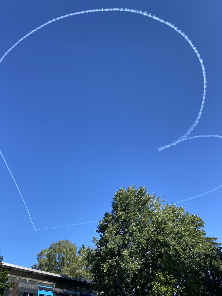 Sheer_Noice's tweet photo. Två flygplan gjorde det här nyss https://t.co/93BH6htOyr