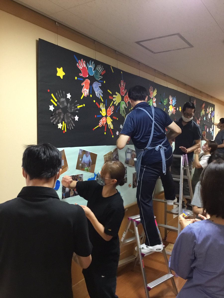 特別養護老人ホームつばさ豊田 夏の壁面を作成中 手形の花火 利用者様に楽しんで頂くのはもちろんですが 7月日からのユニット内での面会解除後 ご家族様に見ていただけるように 広報委員会みんなで準備中