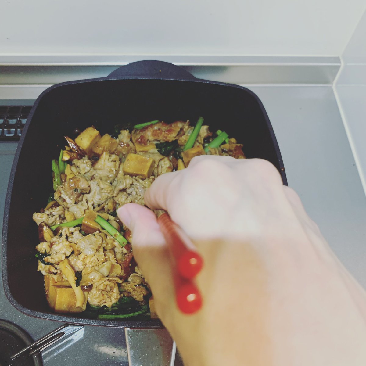 最近、自分の中で流行ってる高野豆腐で炒め物。味もよく染み込むし、栄養もあるし、お腹も満足です!
#高野豆腐 #炒め物 #自炊男子 #豚肉レシピ #小松菜 #メンズモデル #パーツモデル #ハンドモデル #ファッションモデル #japanesemodel #asianmodel #fashionmodel #mensmodel #partsmodel https://t.co/YkNZAMP1hb