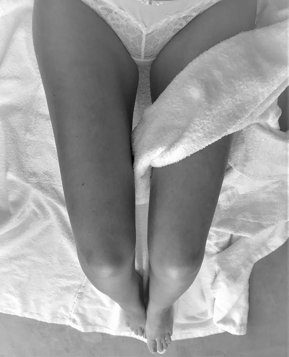 plaisirdesmots's tweet photo. #EROTWEET 
Un peignoir ouvert sur son corps parfumé et sa peau dorée. L'éclat d'une pudeur élégante et la force d'une envie brûlante. Une autre barrière est tombée.
#monaudacieuse 
A suivre... https://t.co/eeKRViKjIg