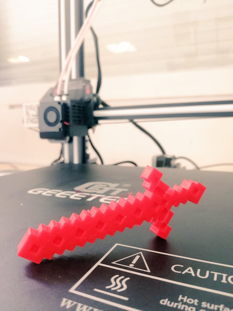 sati276's tweet photo. Les #AteliersNumeriques continuent durant l'été et cela se passe à #ValdeReuil ! Ce matin 8 jeunes ont pu modéliser des objets en 3D pour ensuite les imprimer grâce aux imprimantes #geeetechA20M de la #cyberbase! 
Le #VoxelArt était à l'honneur grâce au logiciel #Magicavoxel https://t.co/UKwU0OZqFU