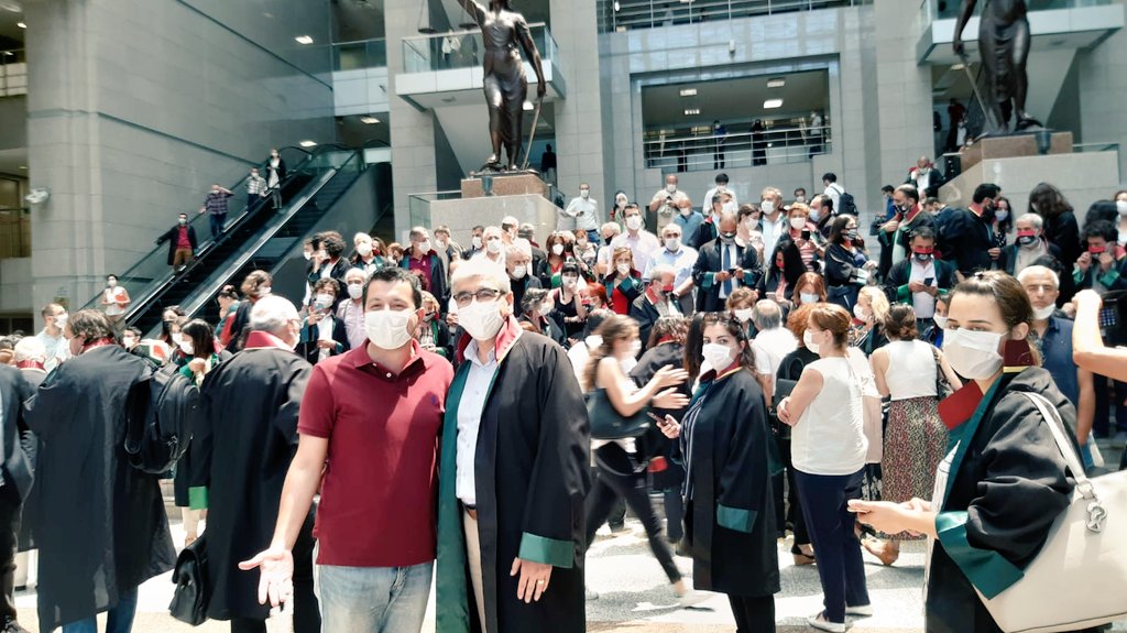 Mesleğimize ve baromuza sahip çıkmaya devam ediyoruz.
Mūcadeleye devam! 
#SavunmaSusturulamaz 
#ParalelBaroyaHayır