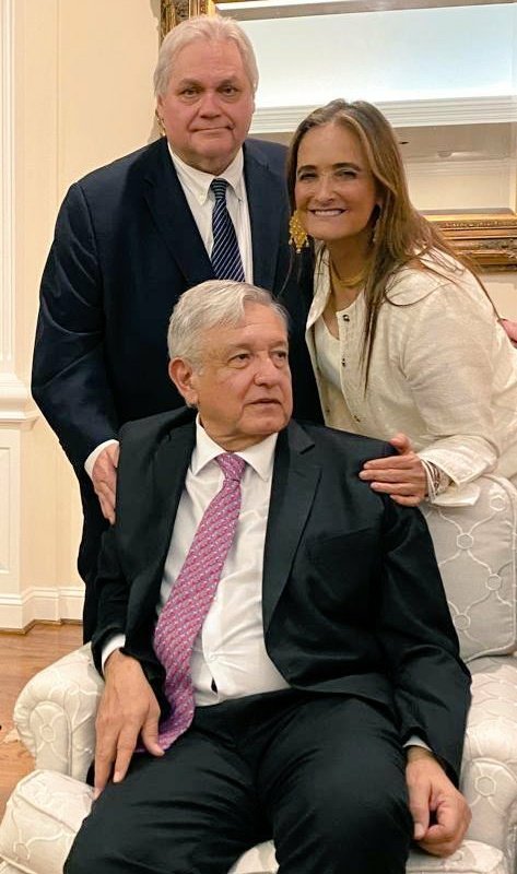 EnMatamoros's tweet photo. CONSPIRACY THEORY: Y si Donald "Trun" solo invitó a "El Cacas" @lopezobrador_ para infectarlo del virus y así poder librar a México y al mundo de un criminal, psicópata, mitómano comunista más? Por lo visto hubo mucho contacto físico 🤔 #AmloRidiculoMundial https://t.co/e680QYggFg