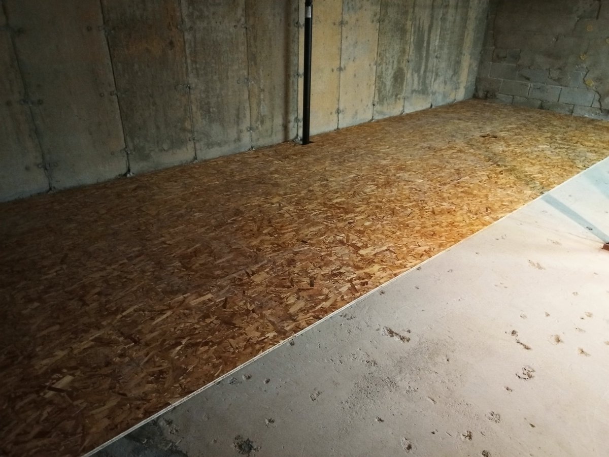 IndianaTux's tweet photo. Not as easy as @Bryan_Baeumler makes it look on TV but still happy of the progress. #diy @DRICOREProducts (advise, get a good set of knee pads) https://t.co/ni8xLHHKGo