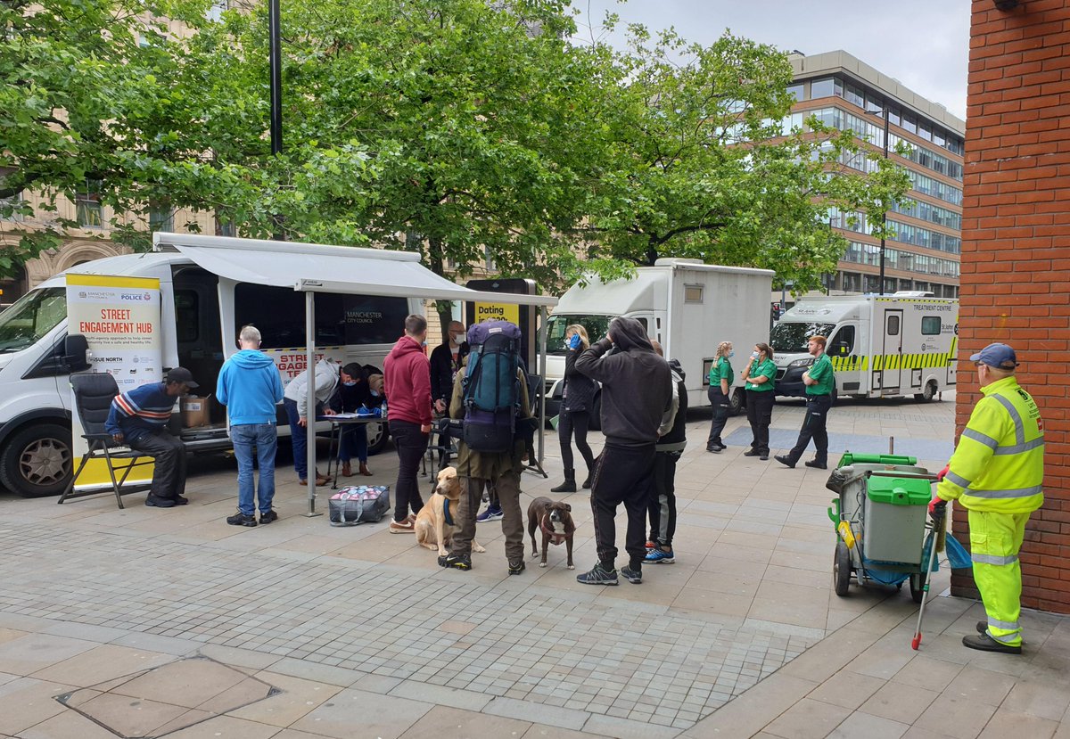 Street Engagement Hub on Portland St near Piccadilly Gardens until 3pm today. Please send anyone begging or in need of support @grow_manchester and housing services #ABEN @greatermcr @stjohnambulance @DWP @Coffee4Craig @ManchesterASBAT thanks also @Biffa #StreetEngagementTeam