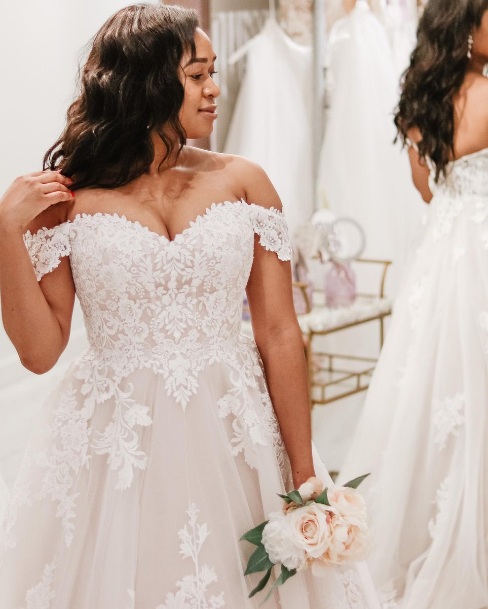 ja_bridal's tweet photo. "her soul is fierce
her heart is brave
her mind is strong" - @r.h.sin
#JustinAlexander #JAbride #style_88122
Bridal Salon: @withlovebridal
.
.
.
.
.
.
.
#dreamy #romance #elegant #classy #sophisticated #weddingdressdetails #weddingdresscode #weddingdresses2020 #weddinghour #w https://t.co/slNeDIHSUY