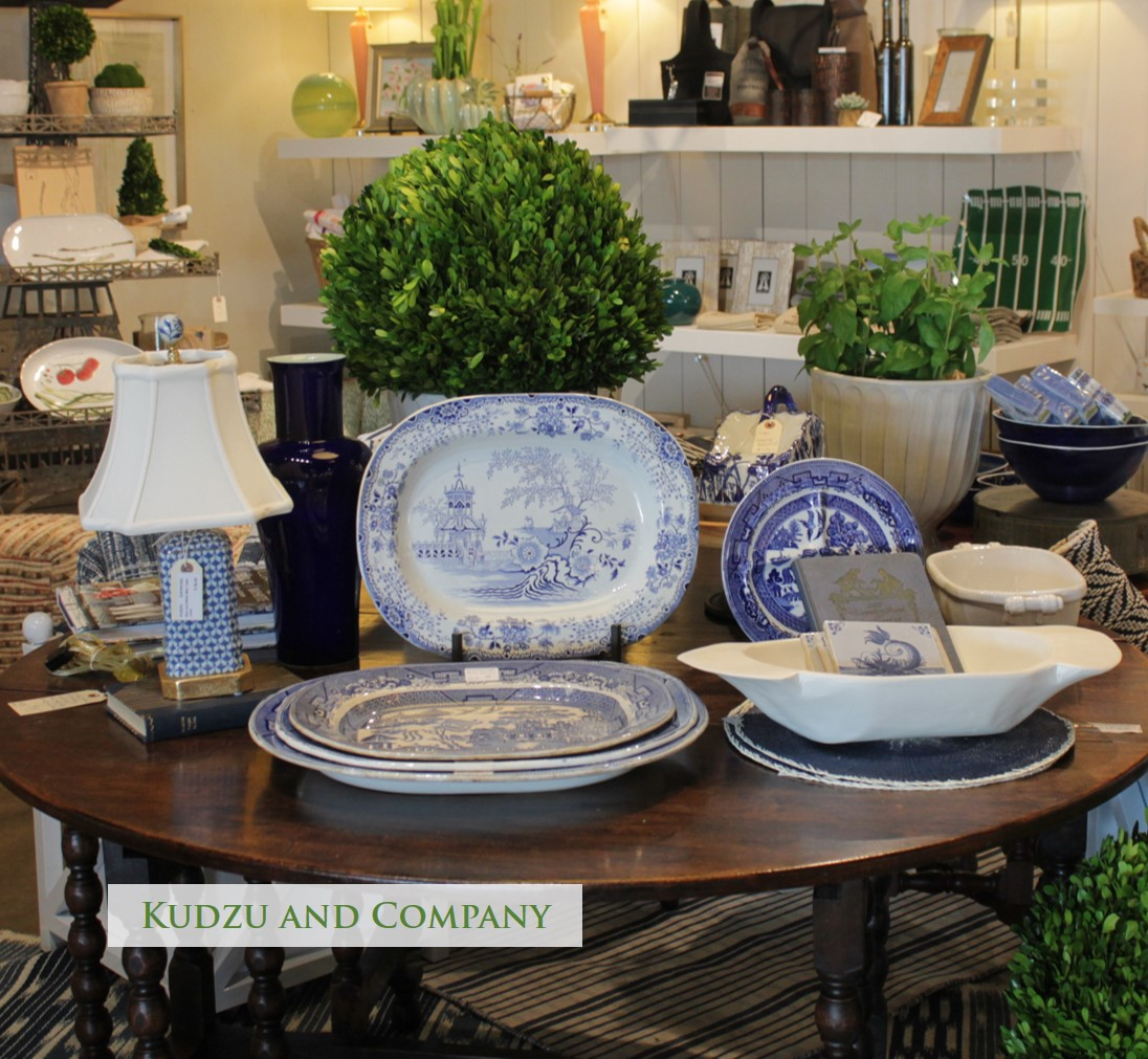 We can't get enough of this classic combination. Blue & white paired with boxwoods & antique tables works for us! 

#englishantiques #chinoiserie #blueandwhite #boxwoods #doughbowls #bluewillow #classicdesign #southernliving #southernhomes #atlantahomes #antiques #vintageliving