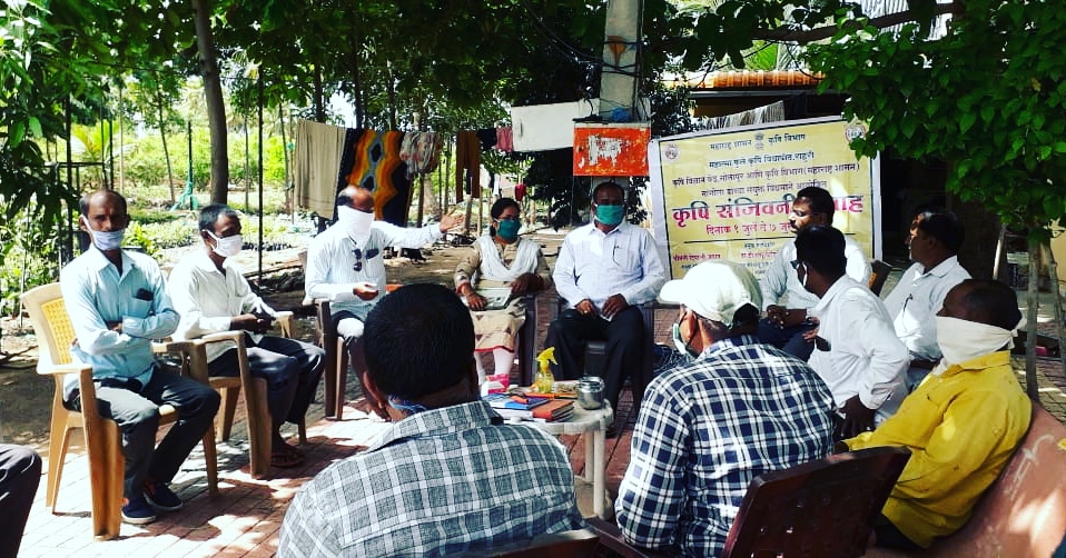 FarmRukmini's tweet photo. 🍀🌱Meeting of 'Krishi Sanjeevani Saptah' jointly organized by Krishi Vigyan Kendra Solapur and Department of Agriculture (Government of Maharashtra) Sangola at Rukmini Farm and Nursery 🌱🍀 https://t.co/ZJEF9EXGm5
