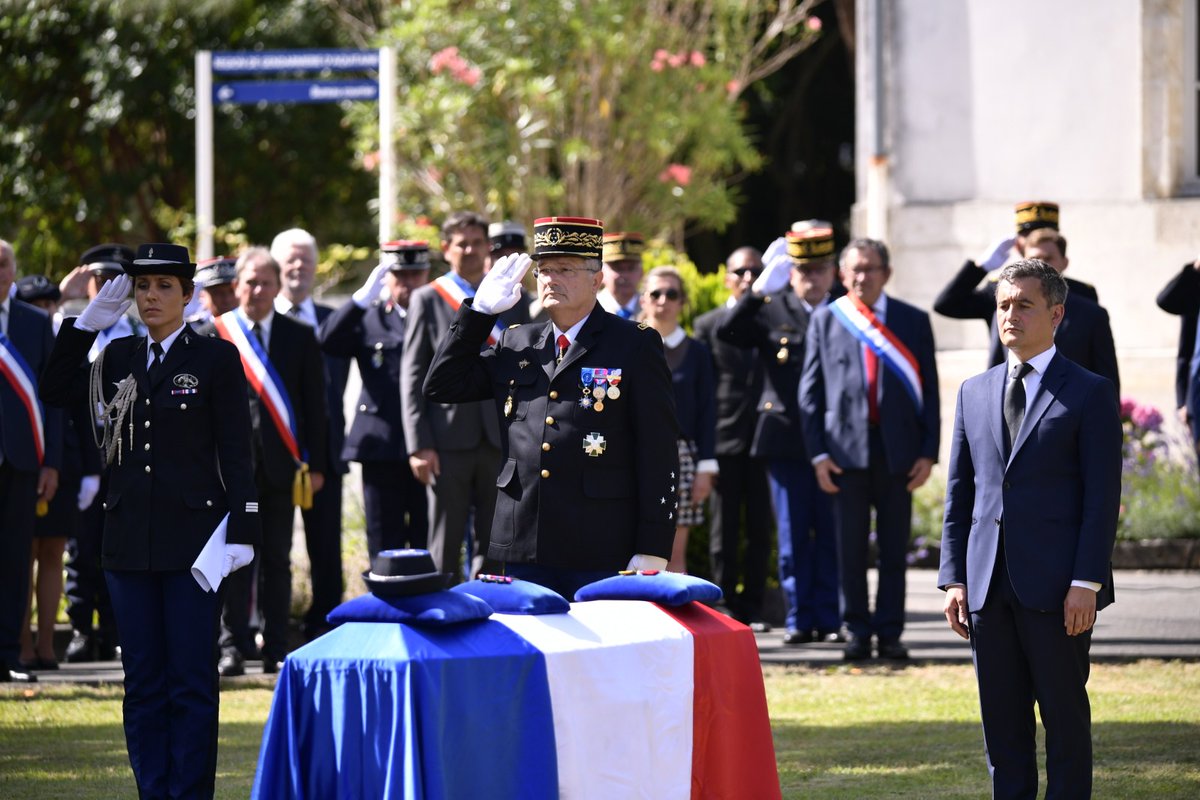 Gendarmerie's tweet photo. 🇫🇷 #Honneurs militaires rendus à la Majore Mélanie Lemée.

#Hommage #VousProteger #NotreEngagementVotreSecurite https://t.co/ZHUHWBfCJK