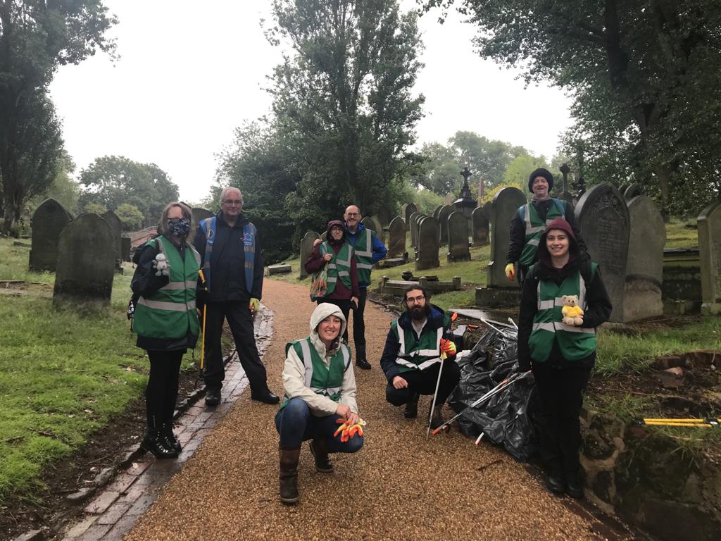 Gaby_Barthelemy's tweet photo. The rain is not stopping us! Good litter picking session today with @JQCemeteries
#community #lookafteryourcommunity #jewelleryquarter #Birmingham #litterpicking #KeepGoing https://t.co/zA4lmye6wT