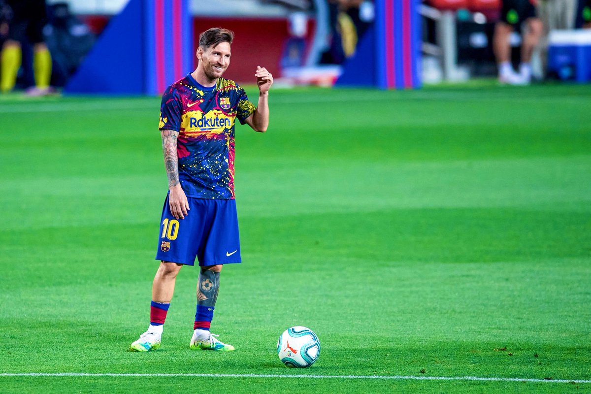 Lionel Messi warming up.