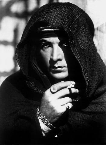 Music_My_Life07's tweet photo. @ShaysINVINCIBLE The idea to take such a picture came from Michael himself, who was inspired by Sheikh Ahmed Ben Hassan, who was played by Italian actor Rudolf Valentino in the film “Sheikh” in 1921. https://t.co/yMcZlL5OYS