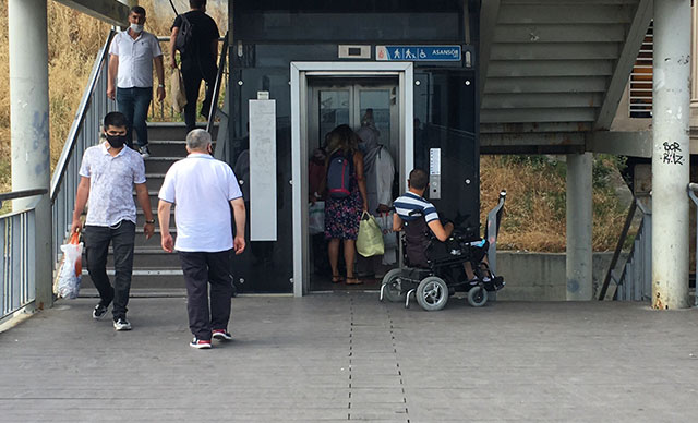 pusholder's tweet photo. Saadetdere Metrobüs Durağı'nda yürüme engelli bir kişi, akülü arabasıyla asansör sırası beklerken görüntülendi. https://t.co/Y8aum5g2vV