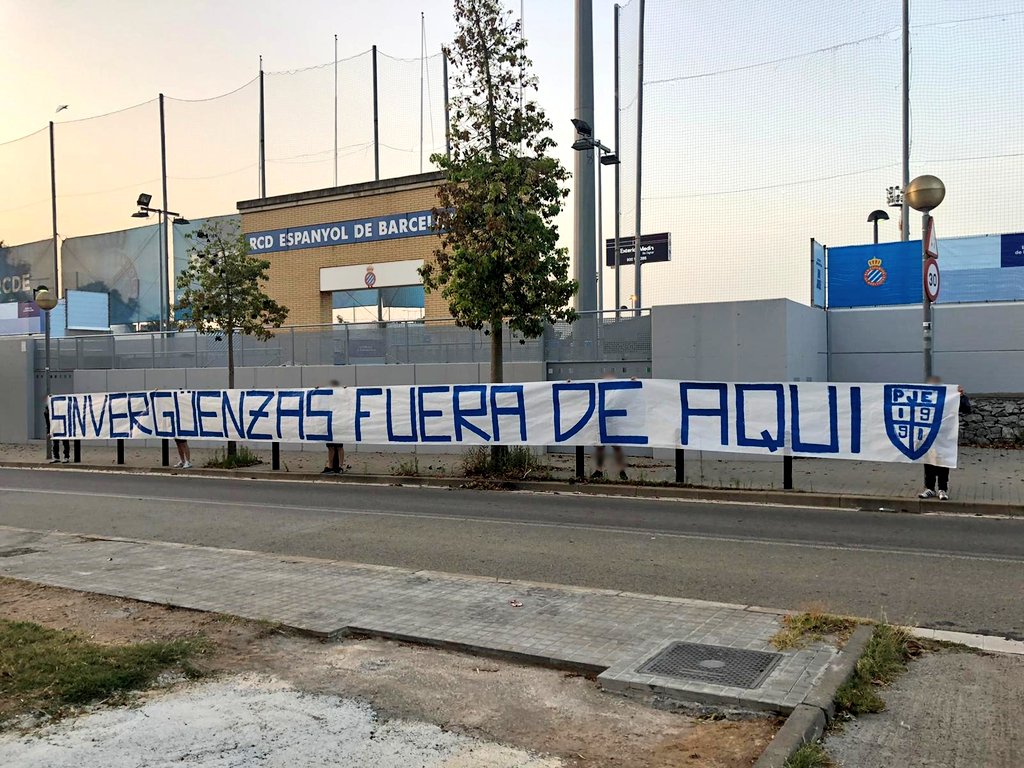 Pancartas de la Juvenil contra los jugadores del Espanyol.