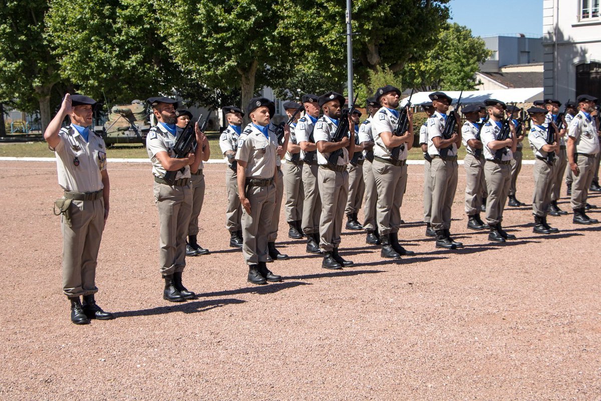 7RMATofficiel's tweet image. La 3e CMEA et la 4e CAP saluent le capitaine Basile et le capitaine Pierre-Damien qui rendent leur commandement après deux années riches en missions et en événements ! #Passcom #Cérémonie #Matériel #Maintenance #COMMF #Troupesdemontagne