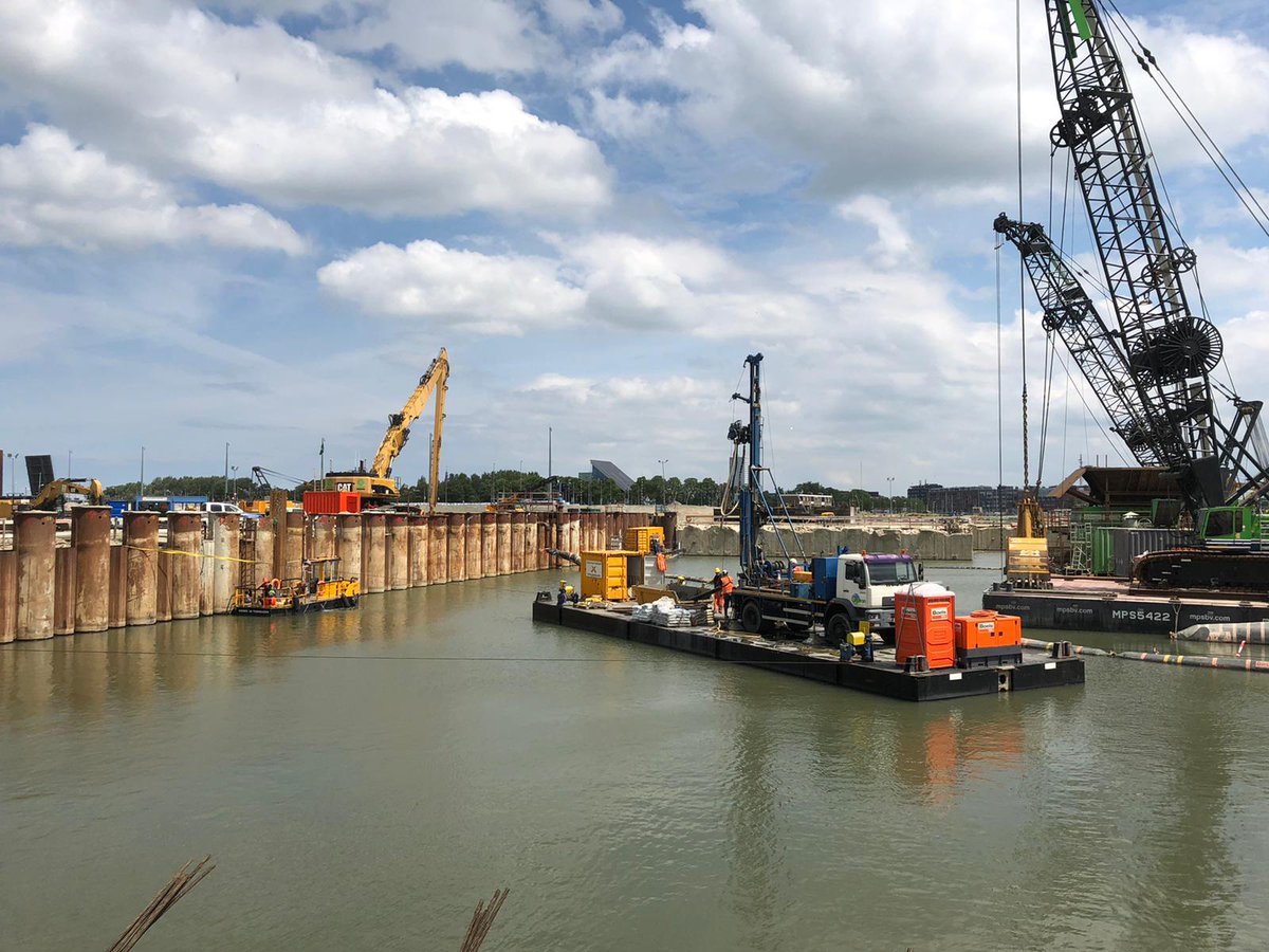 GSNEDbv's tweet photo. Voor consortium Sassevaart (@BAMGroep_NL, @DEMEgroup en Van Laere) is GSNED gestart met plaatsing van waterspanningsmeters tot -40 NAP. Omdat de bouwdokken niet kunnen worden binnengevaren wordt het materieel het bouwdok hier ingehesen. @NieuweSluisTern  

https://t.co/2pOhvCOH7b https://t.co/b6ziLDIXDs