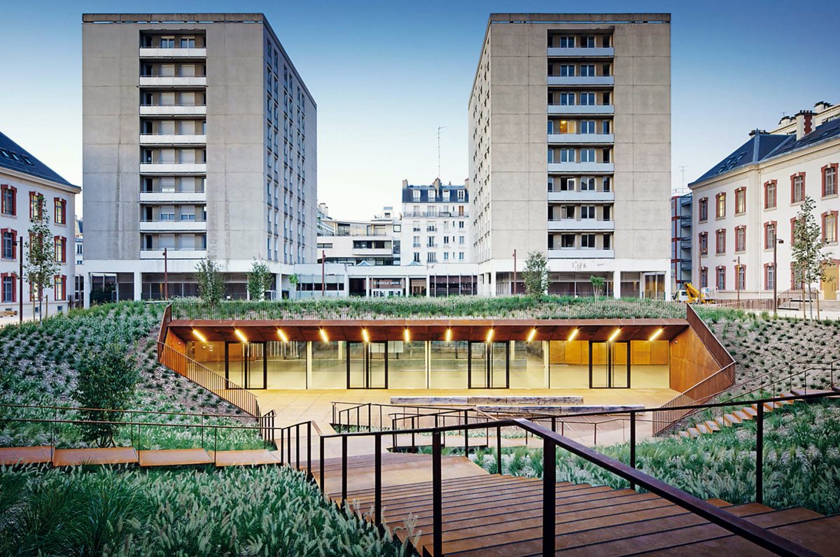 [REALISATION] <a href="/ChartierDalix/">Chartier Dalix</a> installe <a href="/SorbonneParis1/">Université Paris 1 Panthéon-Sorbonne</a> dans l'ancienne caserne Lourcine. Place d'Armes faite jardin, volumes et matériaux ancestraux révélés, ils adaptent le lieu en valorisant les qualités de son architecture militaire.
#AMCarchi #teamarchi
bit.ly/2DjIIet