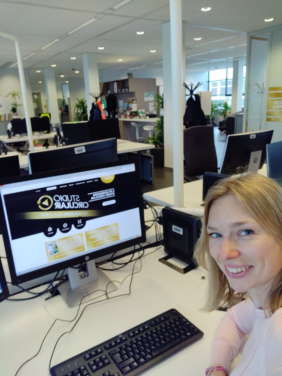 Another day at the office... Voor het eerst sinds maanden! #watheerlijkzongrootscherm #sluikreclame #studiocirculair <a href="/circulair010/">circulair010 ( harsh_arora )</a>