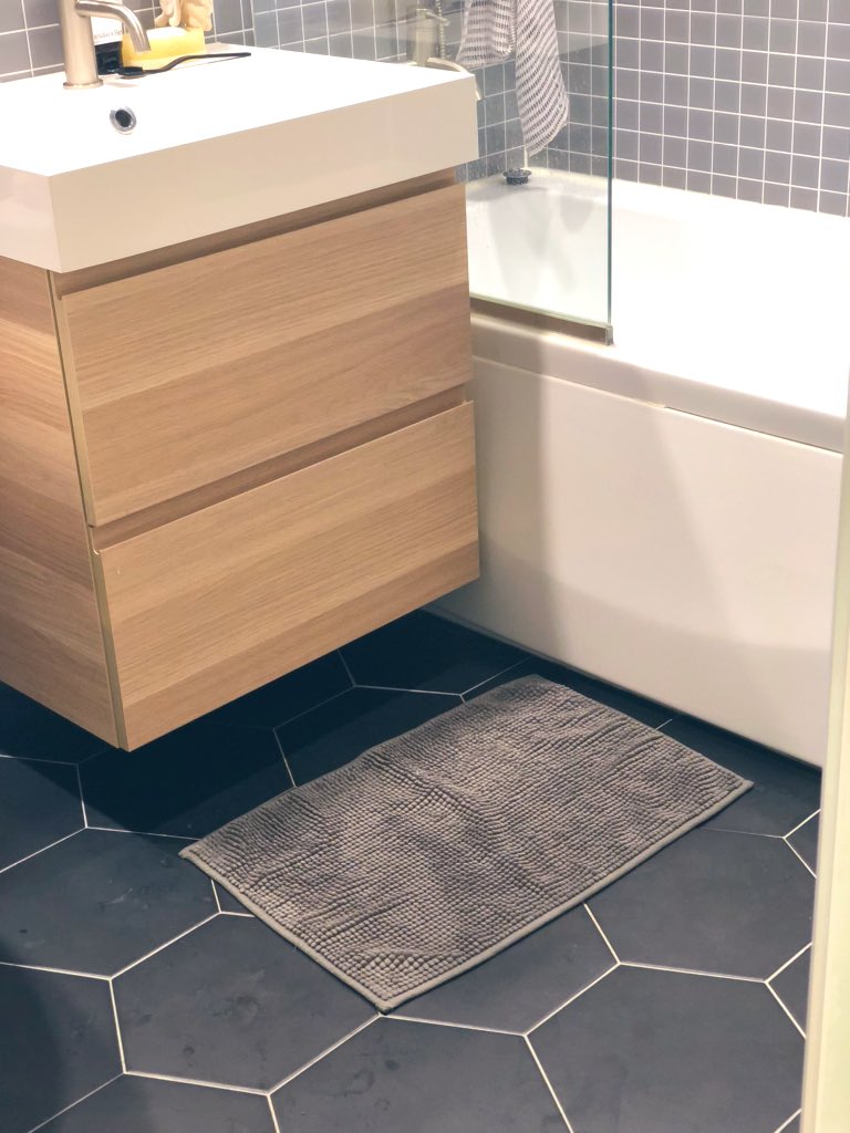 28. 토프트보 욕실매트
규조토, 메모리폼, 다 써봄.
그러나 결국 토프트보를 꺼내게 됨
규조토는 처음에만 흡수가 잘되고 한 두달 후 물흡수를 못하며 더러워짐
폼매트는 세탁하면 부서짐
그러나 토프트보는 5년이 지나도록 늘 한결같은 모습으로 내 발을 건조해줍니다..🦶🏼✨
어두운색 사세요