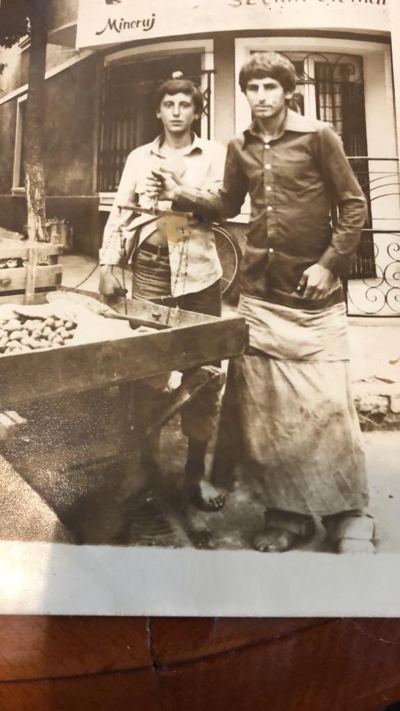 41 yıl önce, Yalova’nın İstanbul’un ilçesi olduğu zamanlar. Köyde yetiştirdiğimiz domates ve cevizleri Büyükada’ya satmaya giderdik. Cevizin ve domatesin çok ekmeğini yedik, o yüzden başımın üstünde yerleri var😂