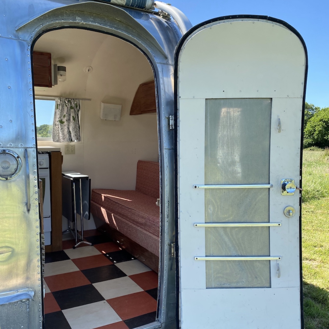 Welcome back! A big shout to all our first guest who have been amazing and helping us keep everyone safe with our guest #protcolstoprotect ❤️❤️🙏#vintagevacations #theuksoriginalairstreamholidays #isleofwight  #isleofwightholiday #glamping #glampingisleofwight